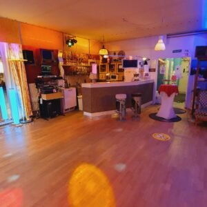 Großer Tanzsaal Zapatissimo mit Spiegelwand und Bar in Berlin-Schöneberg