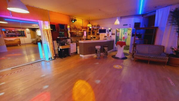 Großer Tanzsaal Zapatissimo mit Spiegelwand und Bar in Berlin-Schöneberg